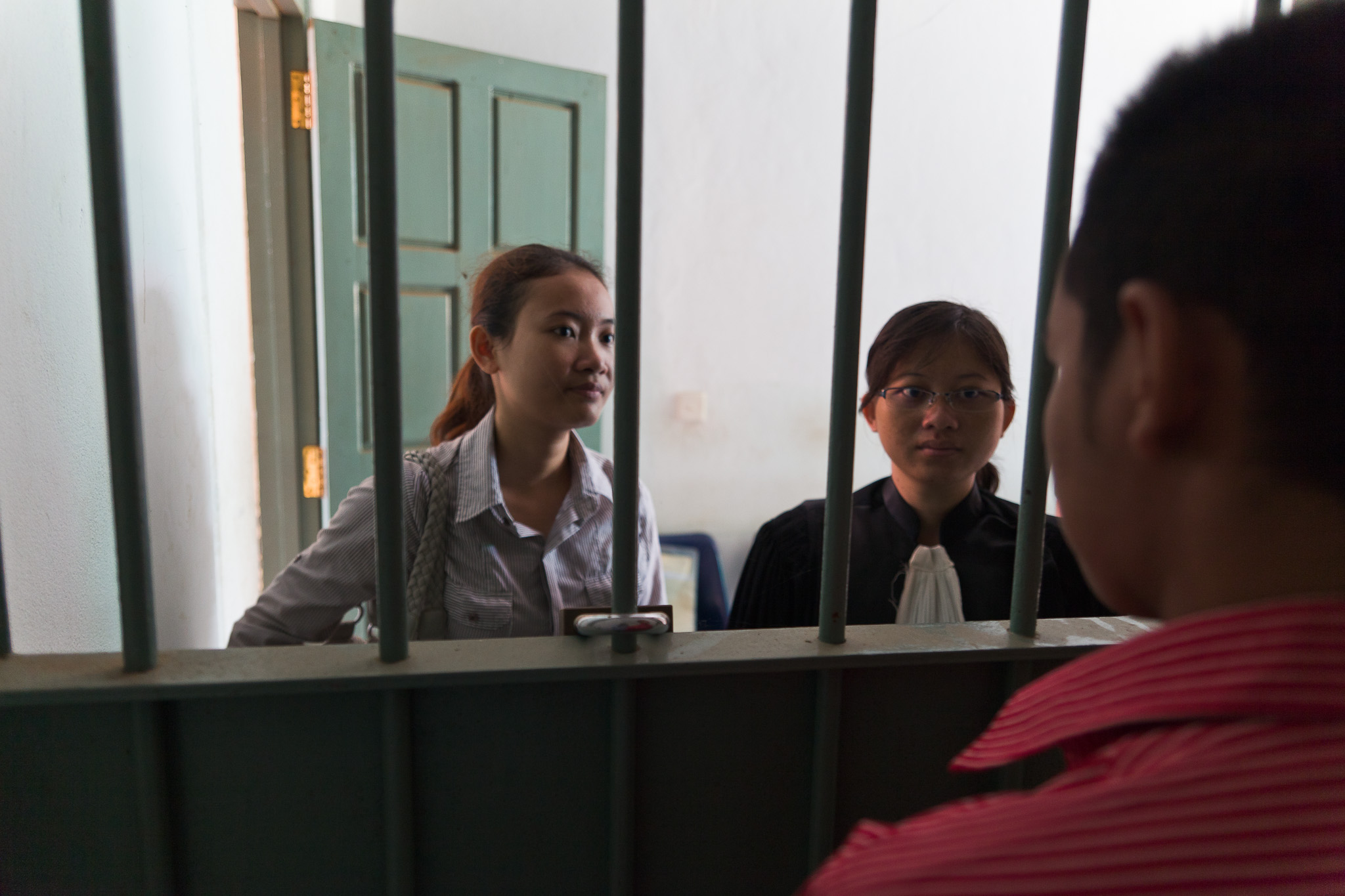 IBJ Lawyer Hok Mengeam and Dalis Sim, also from IBJ meet with a defendant before his trial.