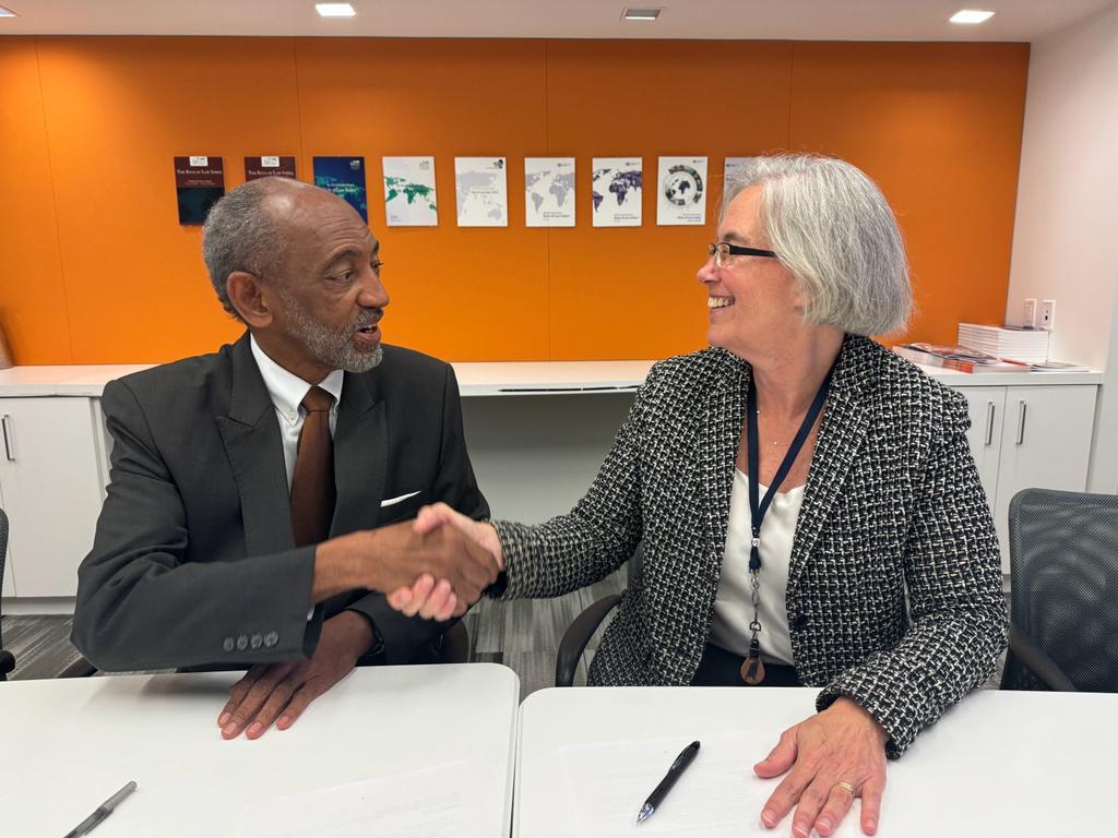 WJP Executive Director Elizabeth Andersen and Commonwealth Lawyers Association President Peter D. Maynard shaking hands after signing a memorandum of understanding