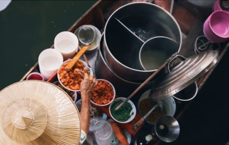 Canoe food vendor in Thailand